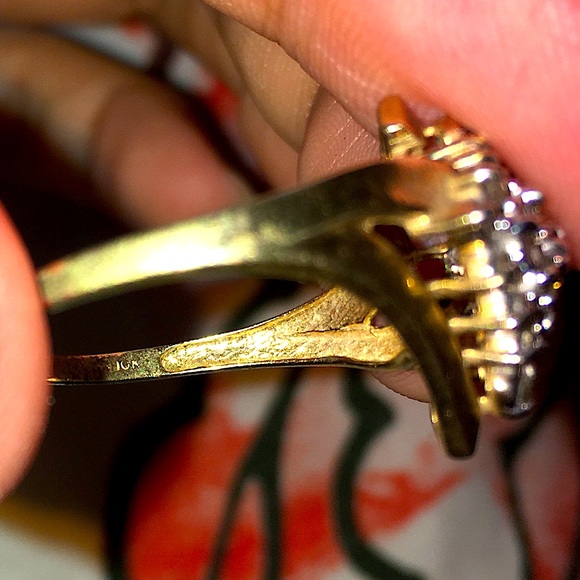 Beautiful 10K Gold Ring - Picture 4 of 4